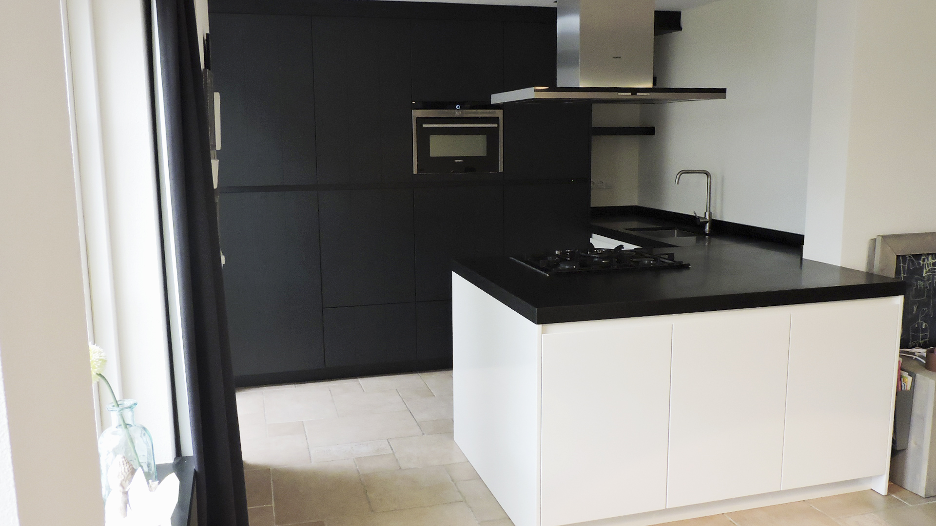 Ongebruikt Moderne greeploze keuken donkergrijs met wit | Van Doren YW-84