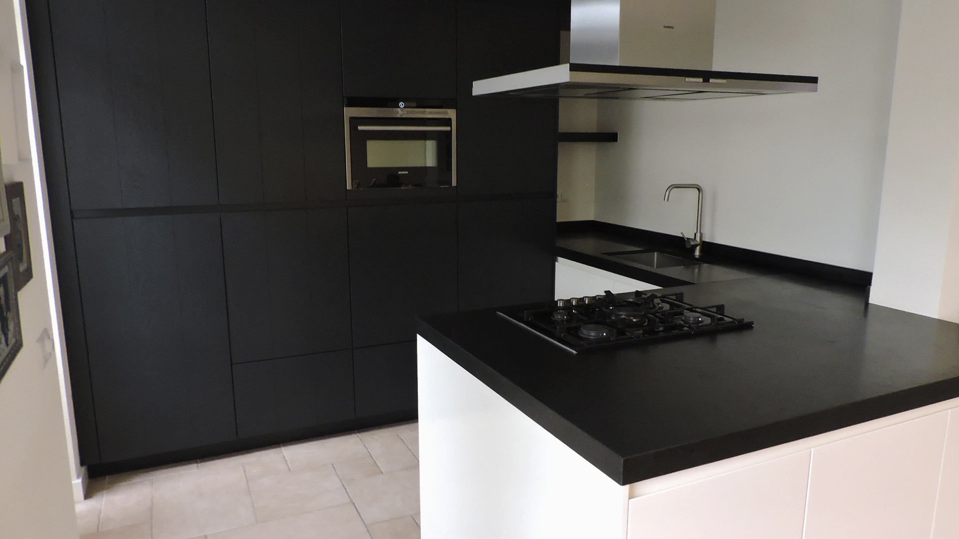 Verbazingwekkend Moderne greeploze keuken donkergrijs met wit | Van Doren FD-83